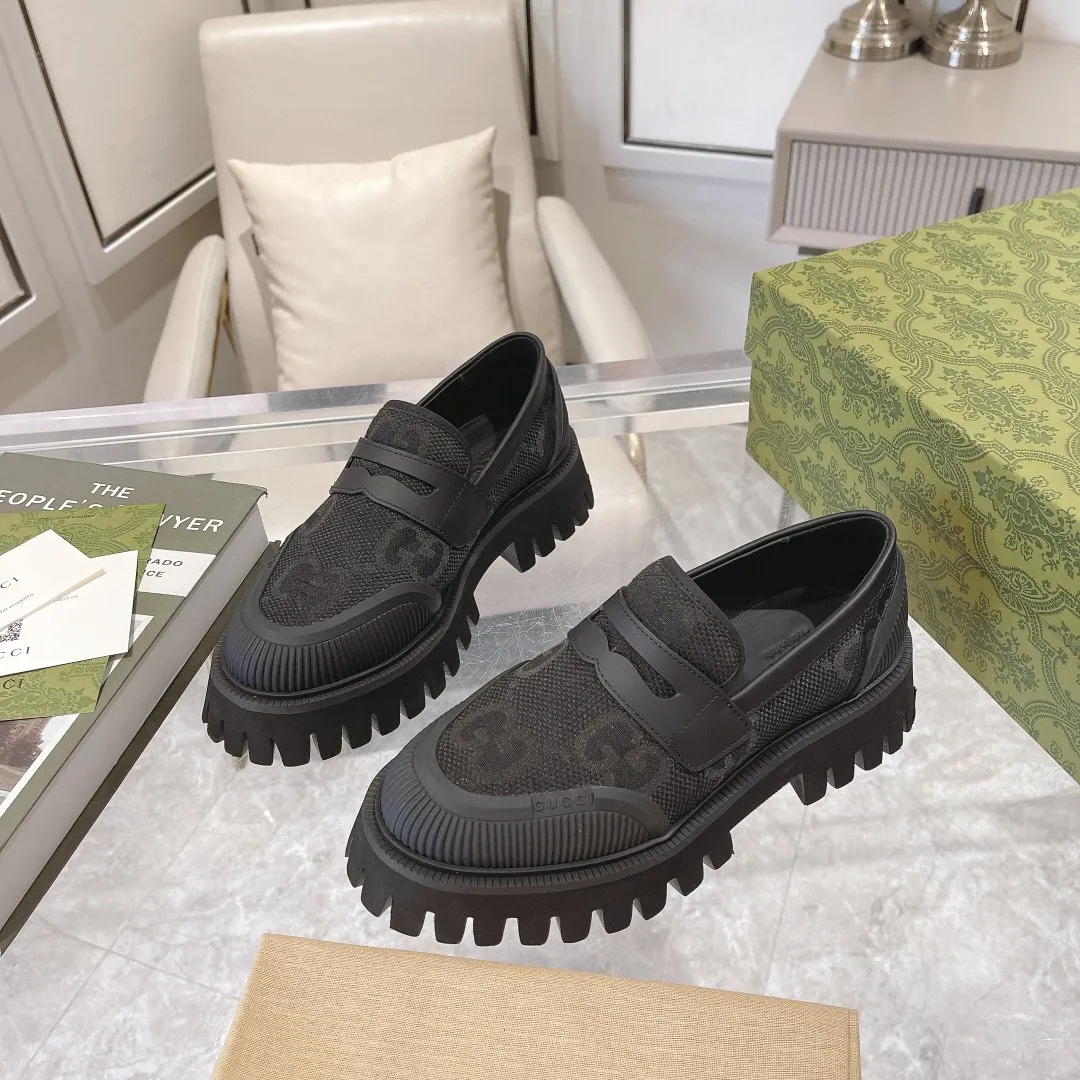 👟👟Ex-factory price 520👟👟 New GG loafers for spring and autumn. Gucci shoes cleverly use unique design elements to inject fresh vitality into the collection design. Crafted from camel and ebony GG canvas, these stylish unisex loafers feature a new interpretation of the brand's classic monogram pattern for the new season. Camel and ebony GG canvas/imported silk cowhide surface, imported silk cowhide lining, same style for men and women, black leather and rubber piping, EVA rubber sole, low heel, 4.5cm heel height, female size: 35#~42#, male size: 39#~47#, Italian creation